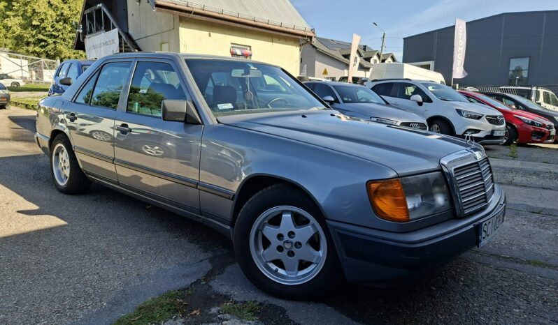 Mercedes-Benz Klasa E | RWD (tył) | Manualna | 136 KM | Srebrny full