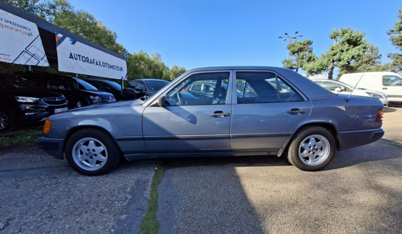 Mercedes-Benz Klasa E | RWD (tył) | Manualna | 136 KM | Srebrny full