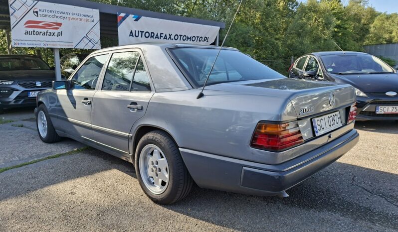 Mercedes-Benz Klasa E | RWD (tył) | Manualna | 136 KM | Srebrny full