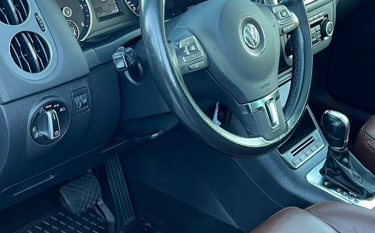 Volkswagen   Tiguan    140 KM    Automatyczna    4×4 (stały)    Bordowy full