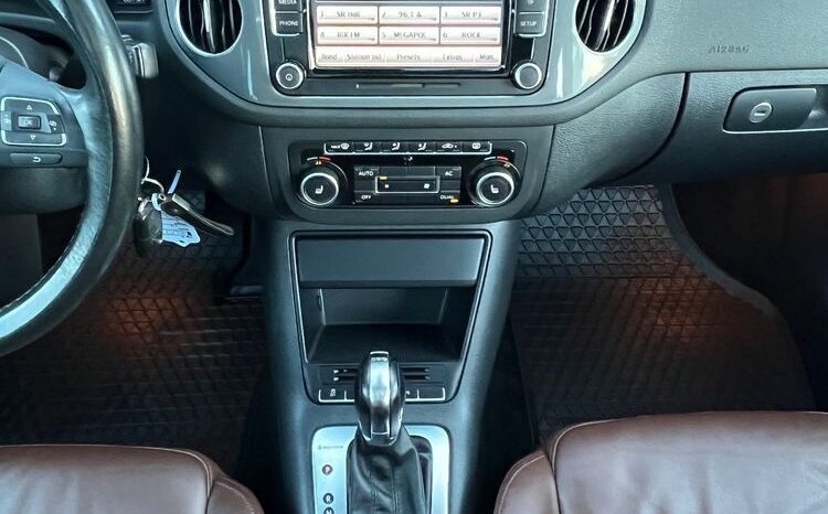 Volkswagen   Tiguan    140 KM    Automatyczna    4×4 (stały)    Bordowy full