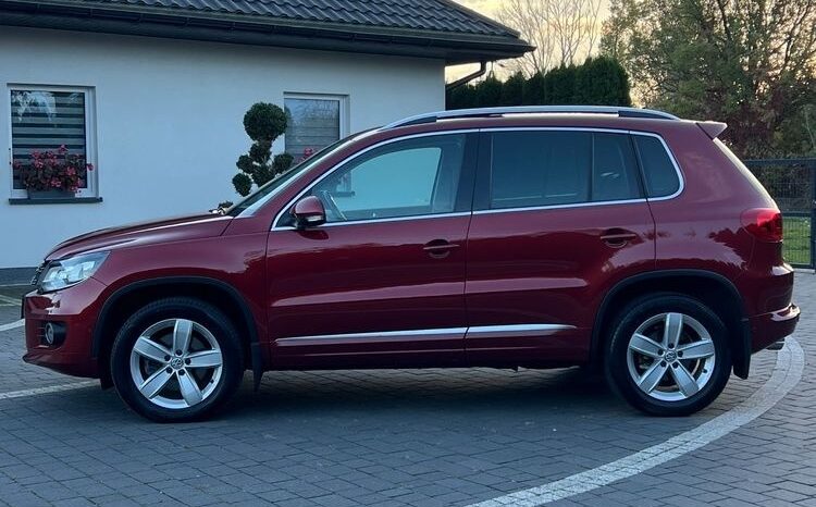Volkswagen   Tiguan    140 KM    Automatyczna    4×4 (stały)    Bordowy full