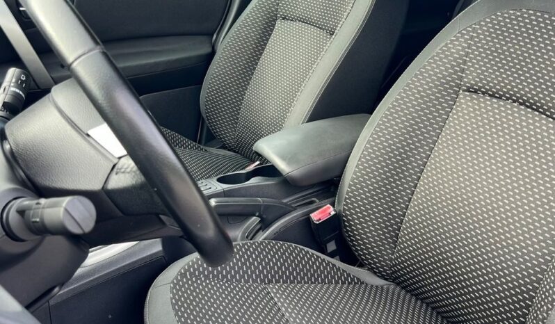 Nissan   Qashqai    141 KM    Manualna    FWD (przód)    Biały full