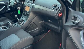 Ford   S-Max    140 KM    Manualna    FWD (przód)    Czarny full