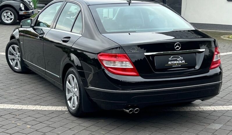 Mercedes-Benz   Klasa C    136 KM    Manualna    RWD (tył)    Czarny full