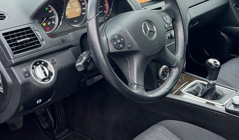 Mercedes-Benz   Klasa C    136 KM    Manualna    RWD (tył)    Czarny full