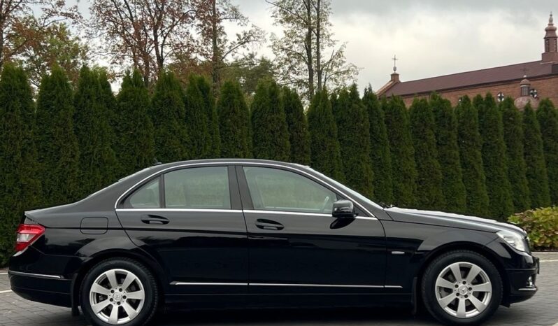 Mercedes-Benz   Klasa C    136 KM    Manualna    RWD (tył)    Czarny full