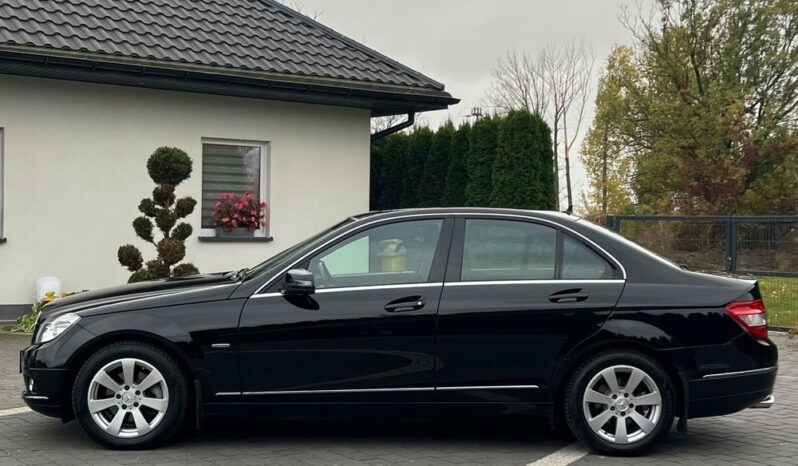 Mercedes-Benz   Klasa C    136 KM    Manualna    RWD (tył)    Czarny full