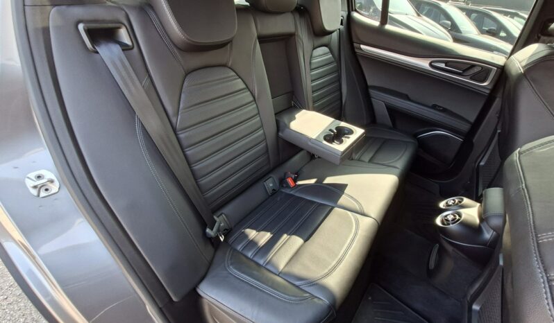 Alfa Romeo Stelvio | 4×4 (doł. automatycznie) | Automatyczna | 200 KM | Szary full